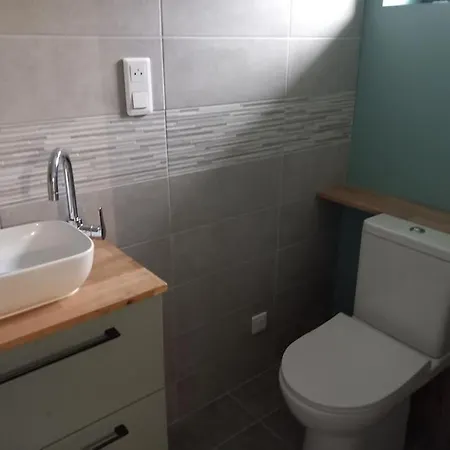 Petit Independant Mitoyen A La Maison Appartement *