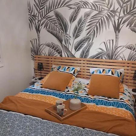 Petit Independant Mitoyen A La Maison